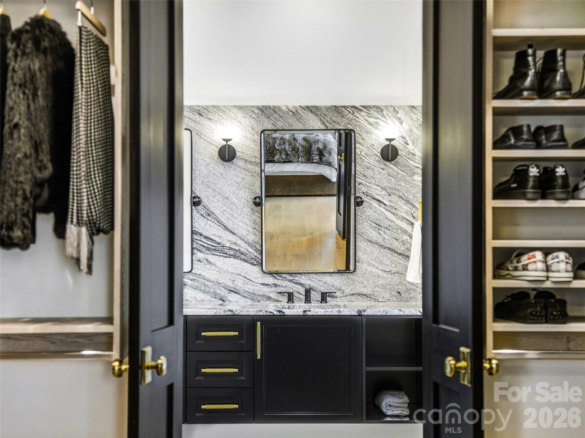 Hendersonville 26 4346762z