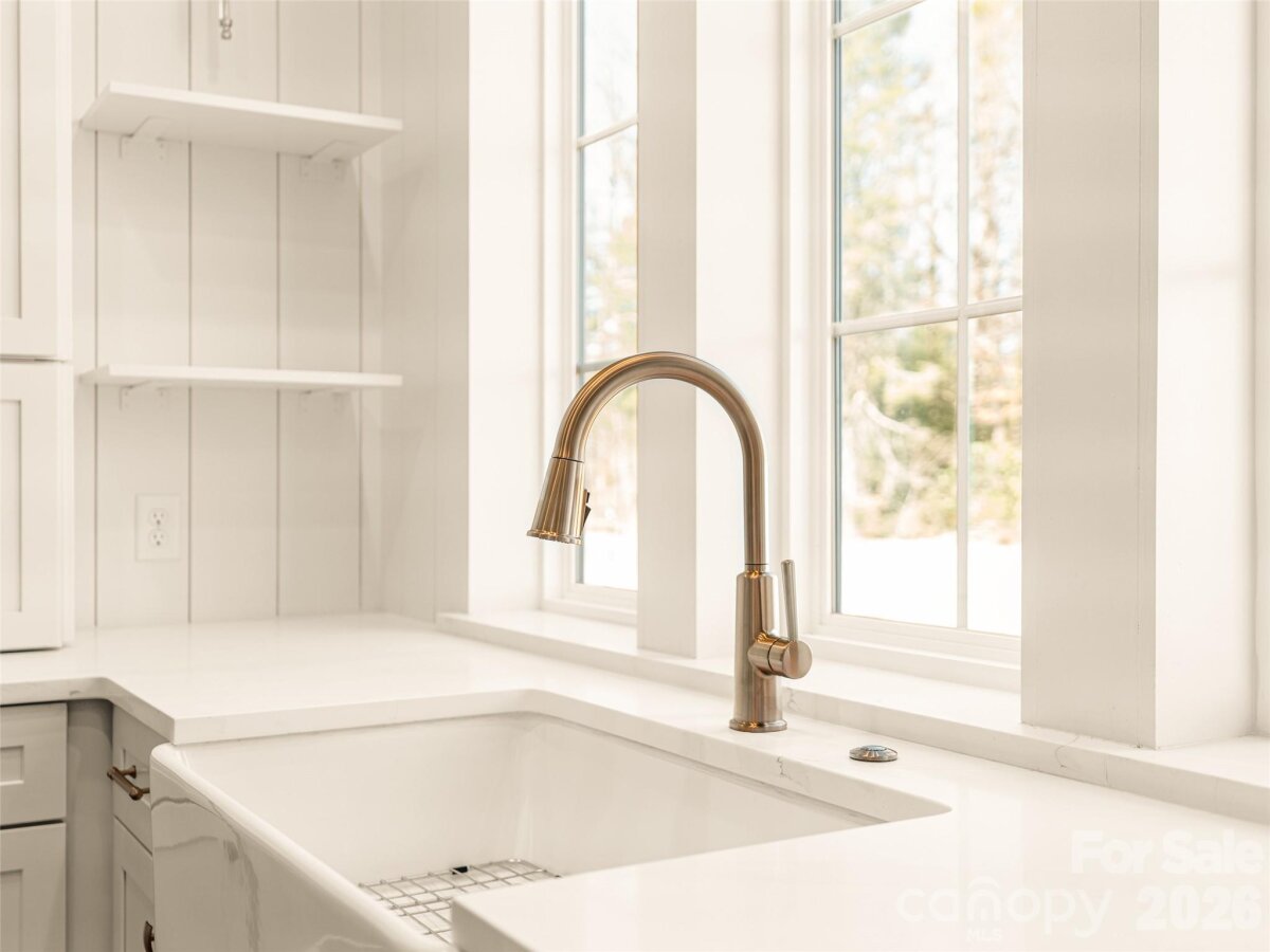 Hendersonville 16 4351063p