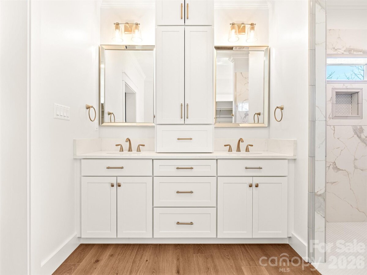 Hendersonville 21 4351063u