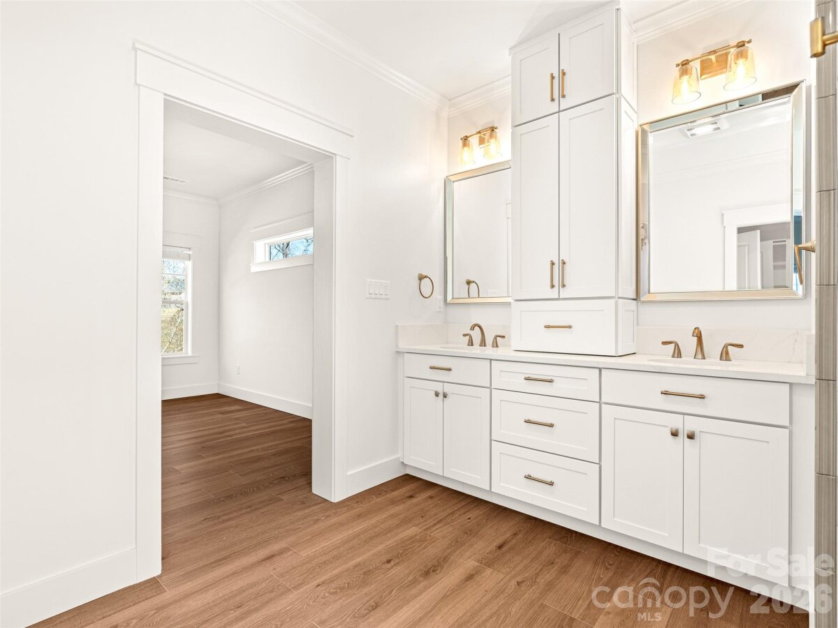 Hendersonville 22 4351063v