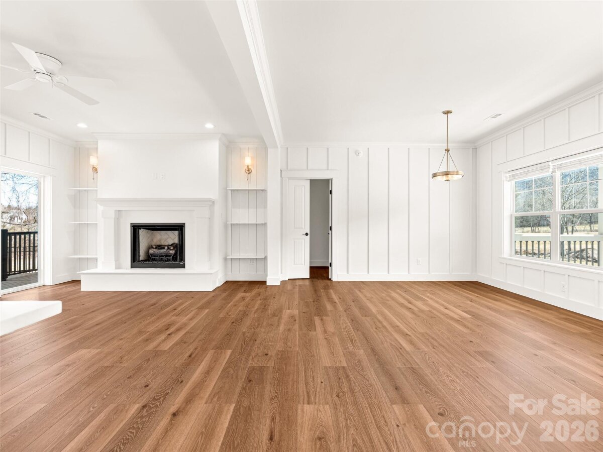 Hendersonville 25 4351063y