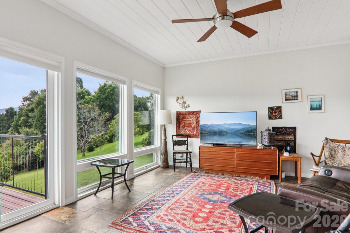 Hendersonville 18 4351639r