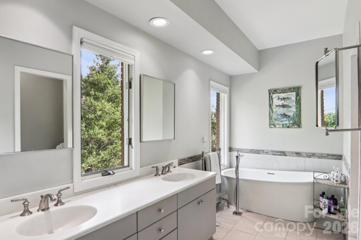 Hendersonville 25 4351639y