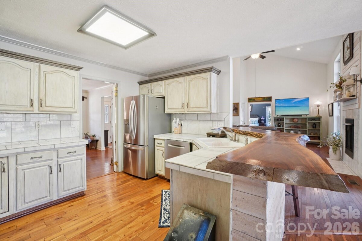 Hendersonville 16 4352423p