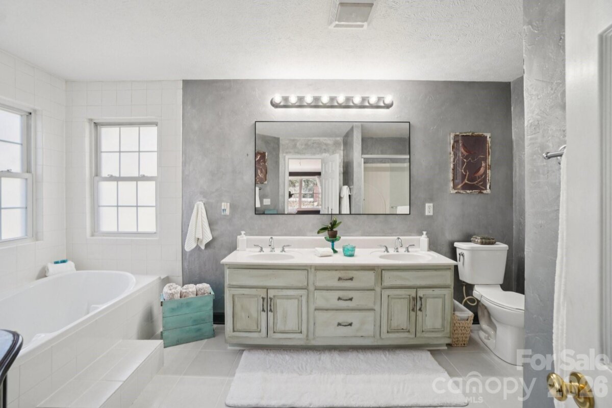 Hendersonville 25 4352423y