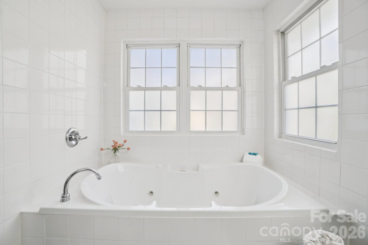 Hendersonville 26 4352423z