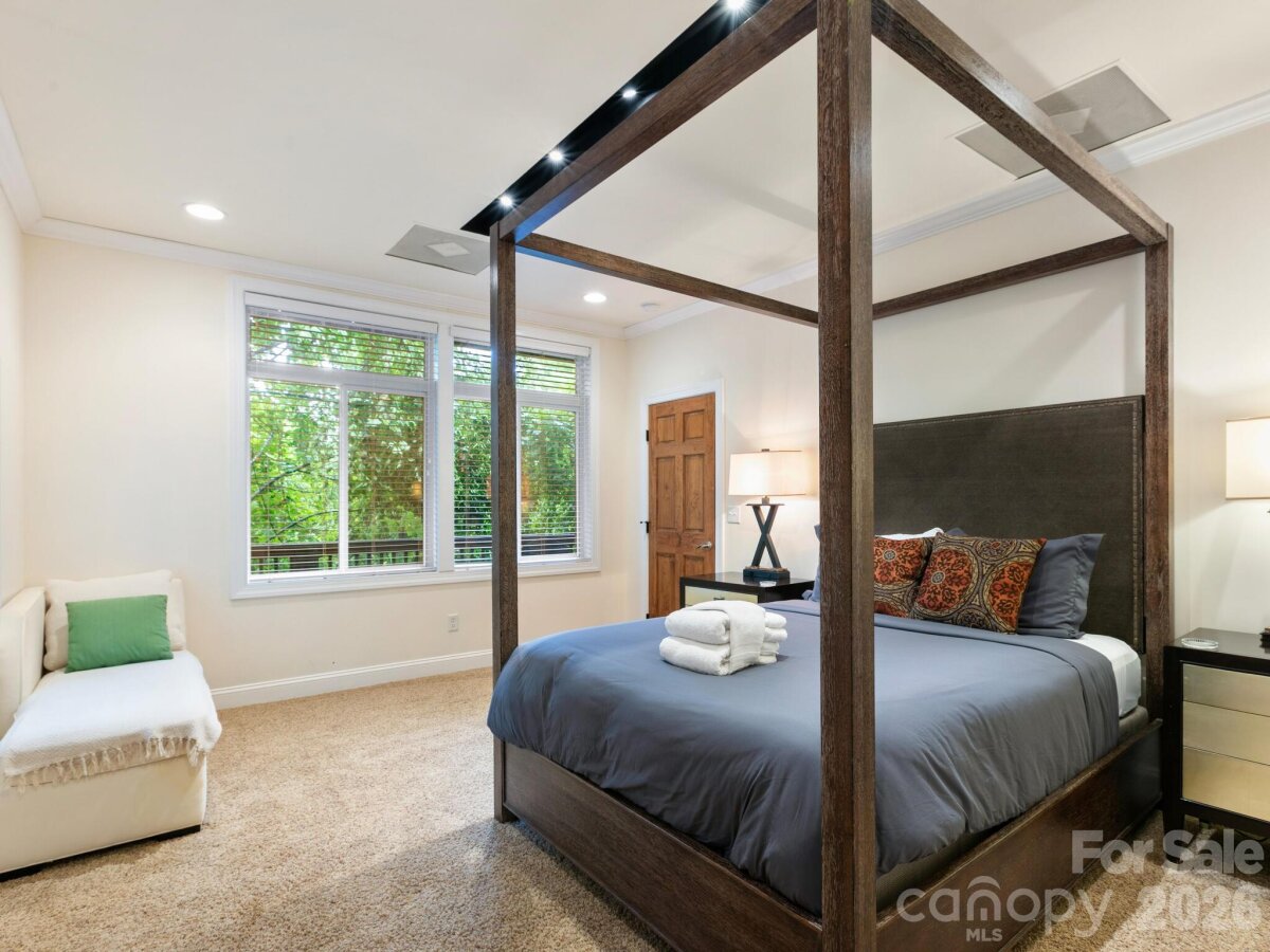 Hendersonville 25 4354526y