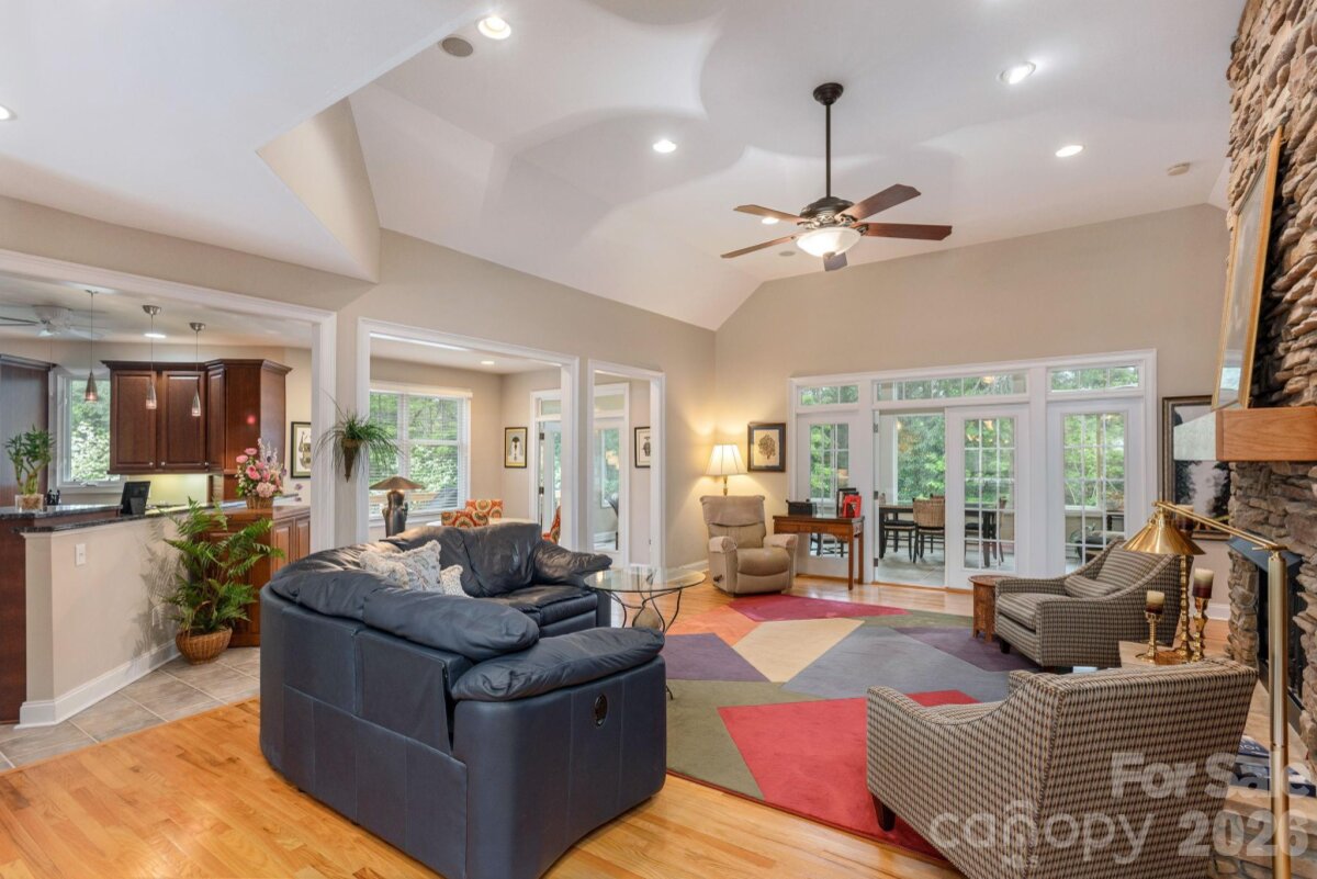 Hendersonville 8 4354870h