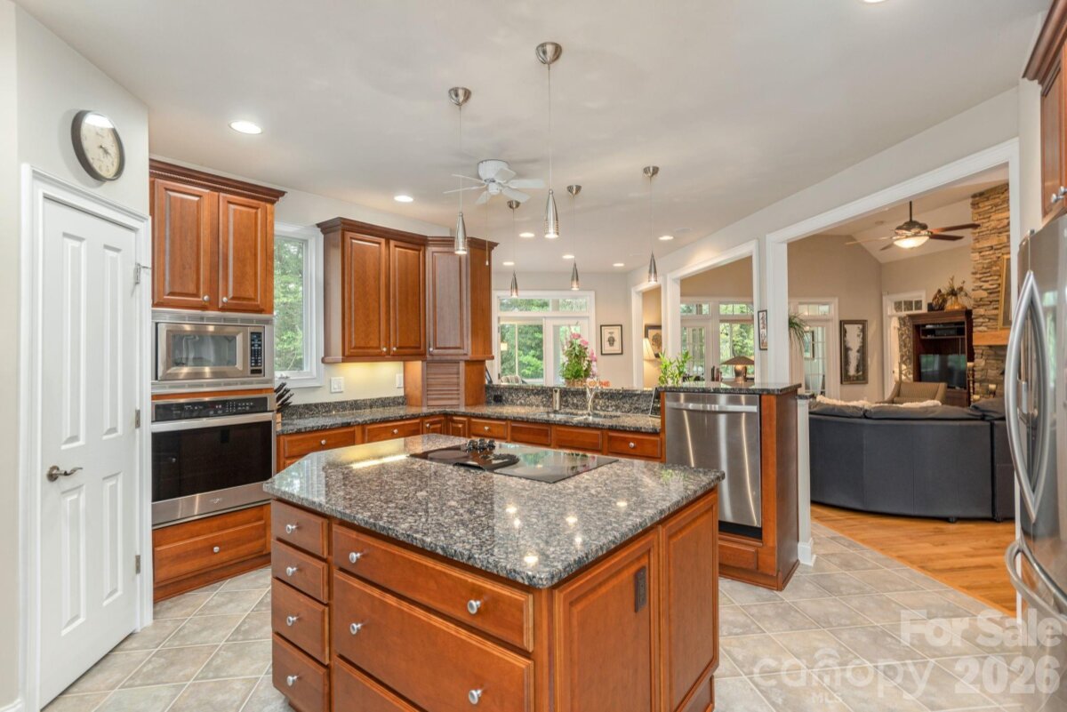 Hendersonville 18 4354870r