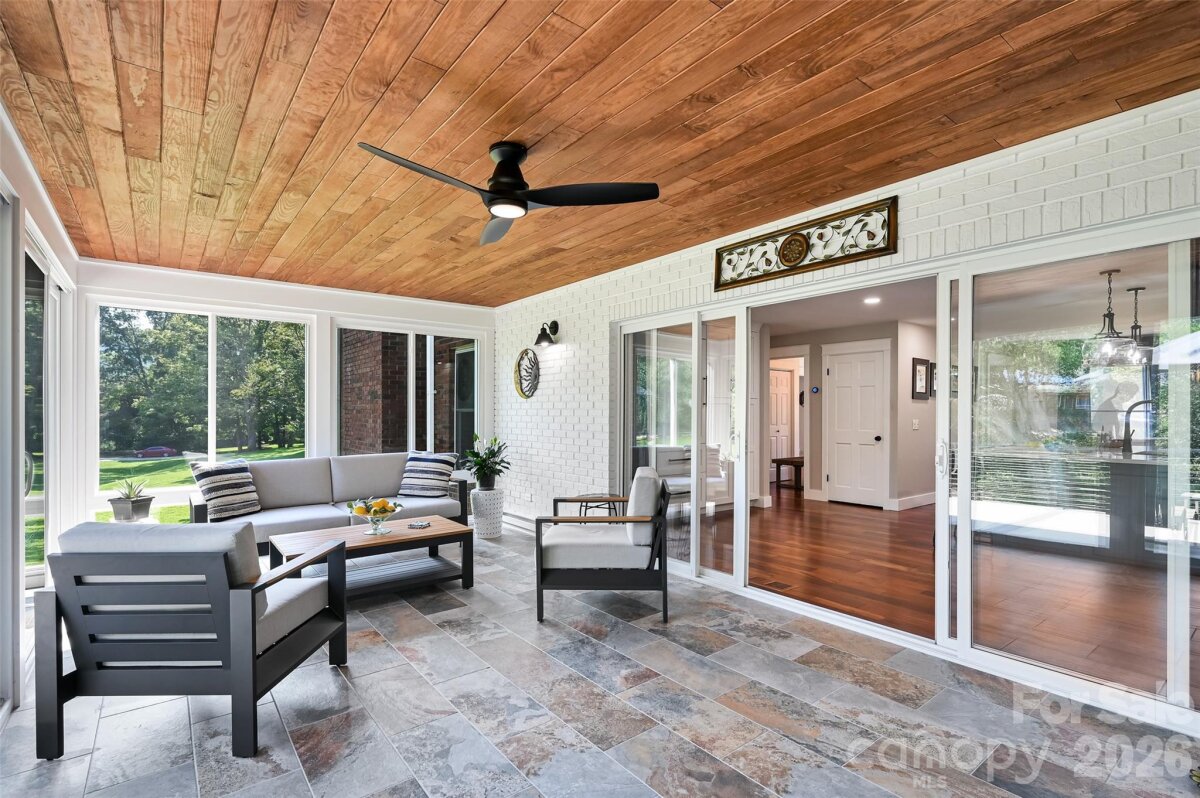 Hendersonville 16 4354962p