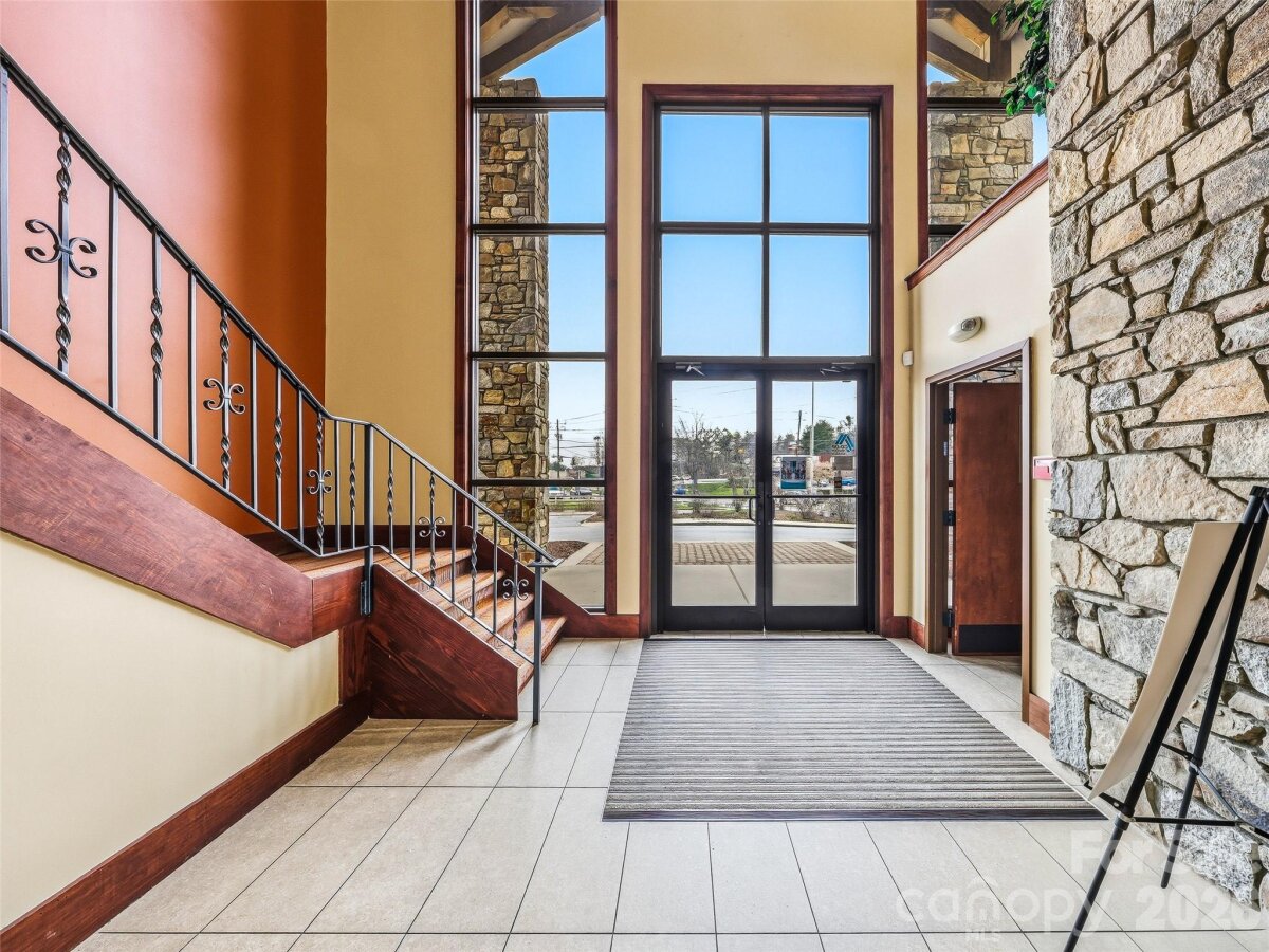 Hendersonville 18 4360527r