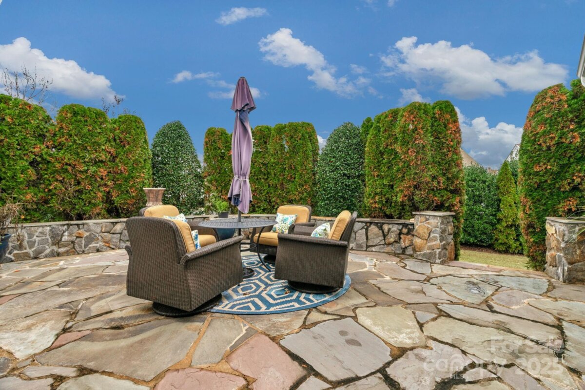 photo of home for sale at 2106 Yellowstone Drive