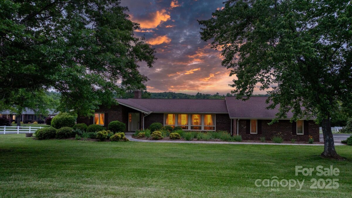 2448 Moss Farm Road, Hickory, NC 28602, MLS # 4258265