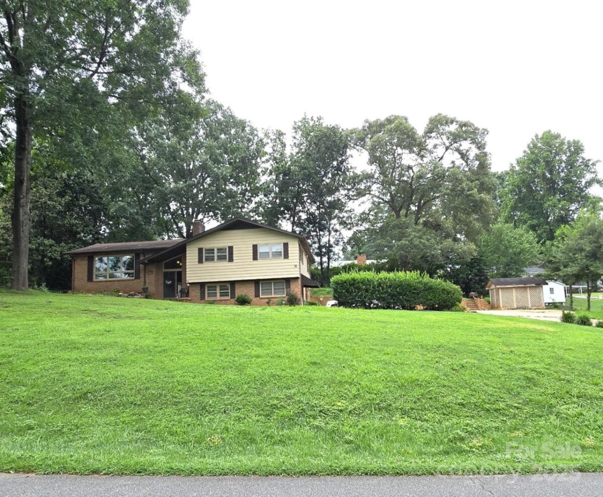 135 42nd Avenue Circle, Hickory, NC 28601, MLS # 4292129