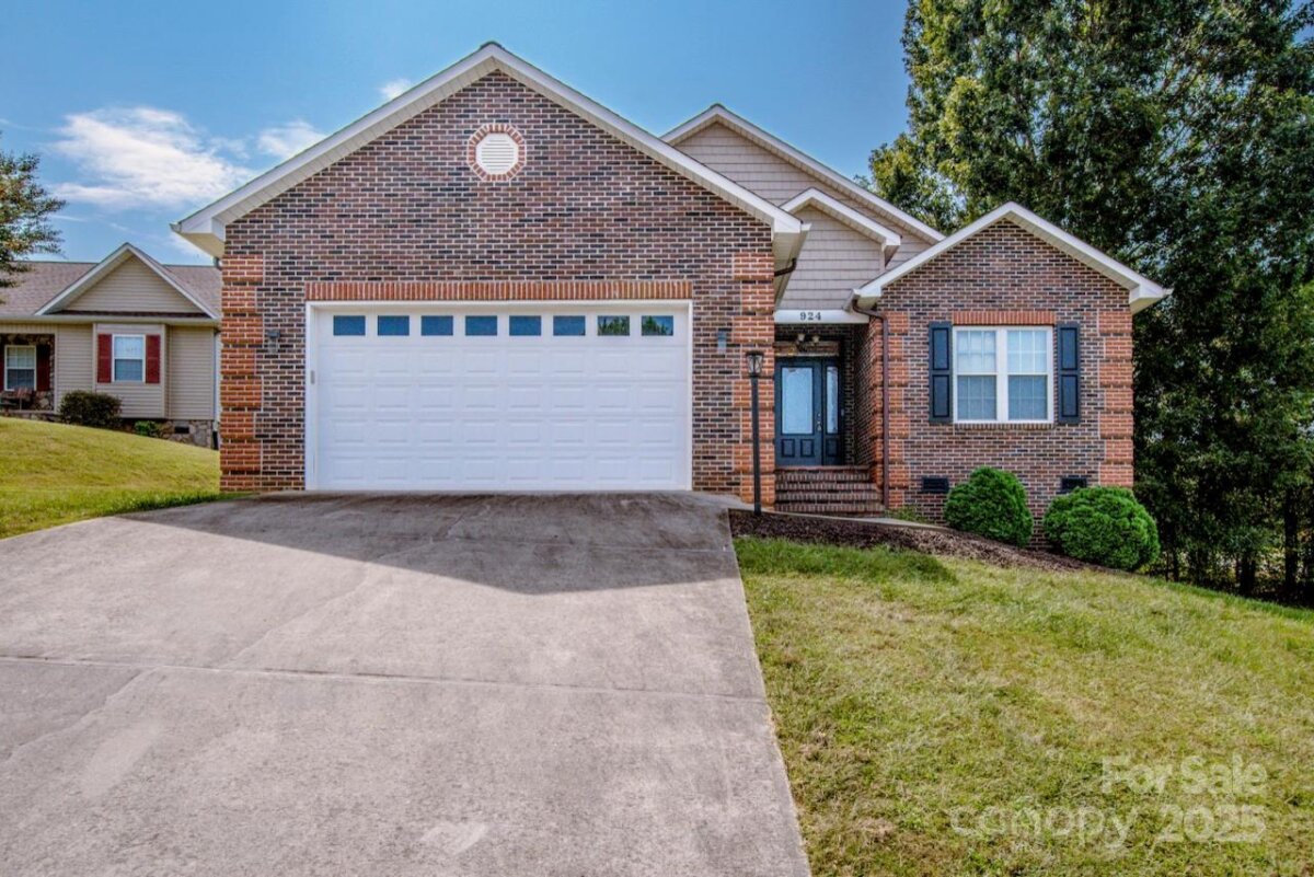 924 41st Avenue Drive, Hickory, NC 28601, MLS # 4304587