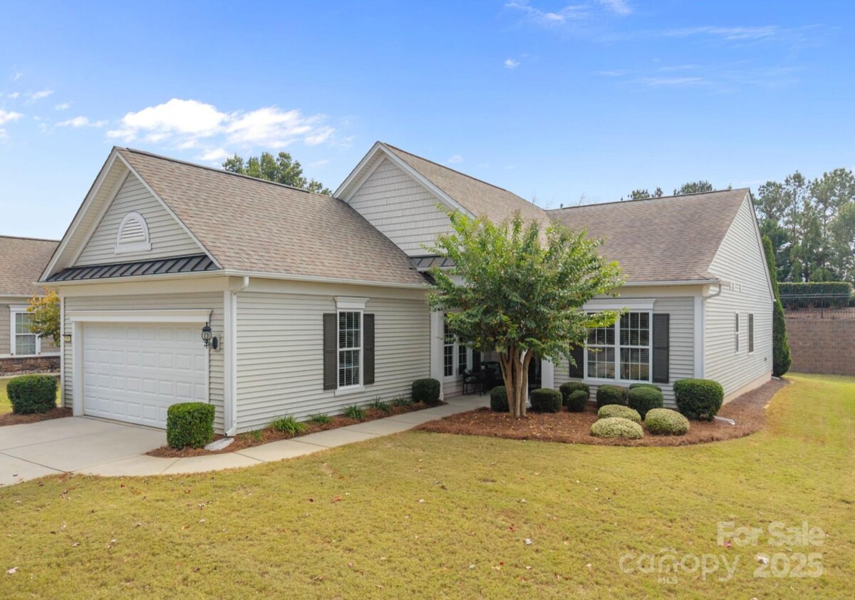 photo of home for sale at 52062 Longspur Lane