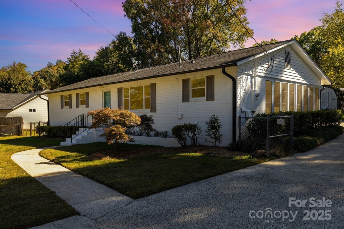 908 Ravendale Drive, Charlotte, NC 28216, MLS # 4313379